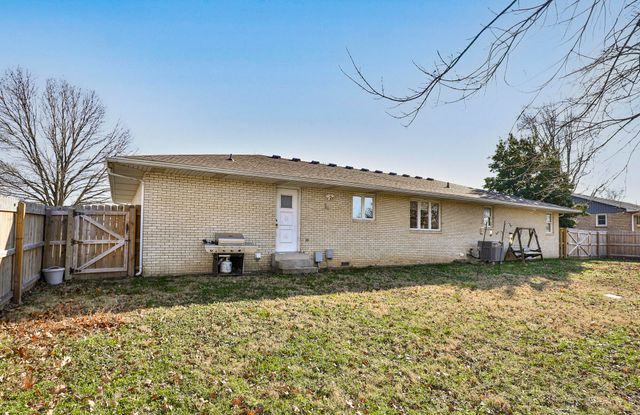 542 N Locust Street, Marshfield, MO 65706