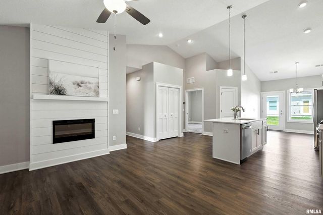 141 Beacon Harbor Pkwy Circle 141, East Moline, IL 61244