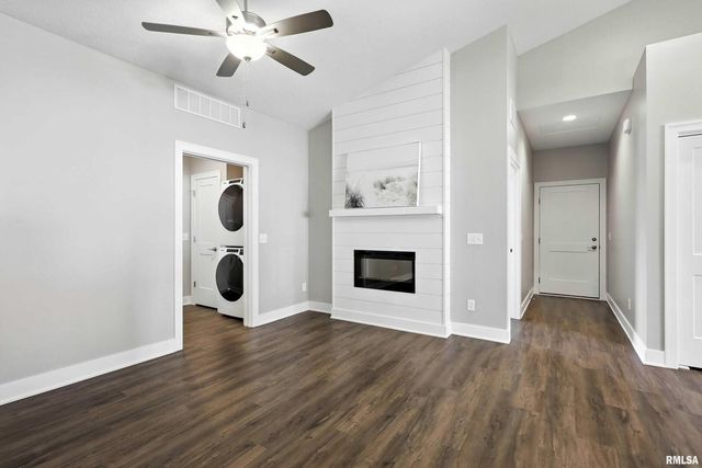 141 Beacon Harbor Pkwy Circle 141, East Moline, IL 61244