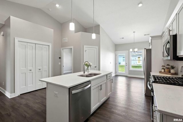 141 Beacon Harbor Pkwy Circle 141, East Moline, IL 61244