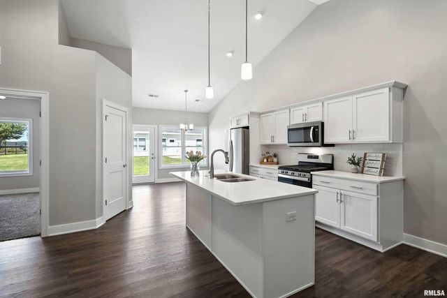 141 Beacon Harbor Pkwy Circle 141, East Moline, IL 61244