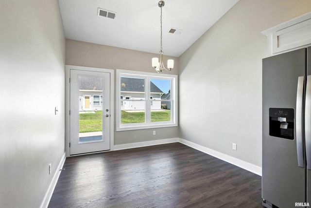 141 Beacon Harbor Pkwy Circle 141, East Moline, IL 61244