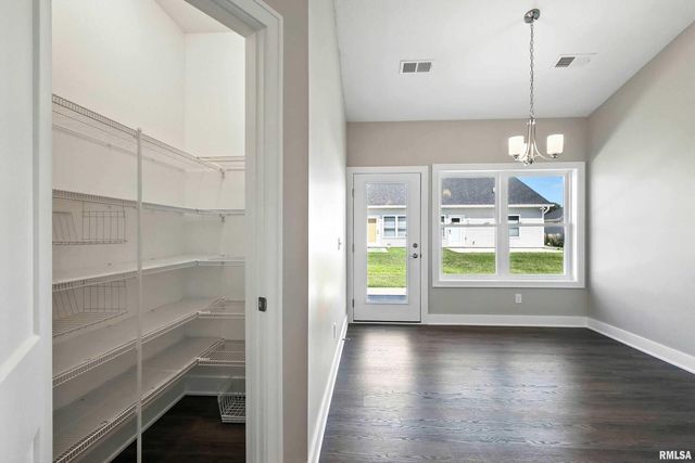 141 Beacon Harbor Pkwy Circle 141, East Moline, IL 61244