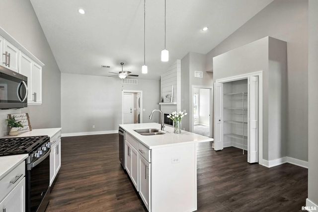 141 Beacon Harbor Pkwy Circle 141, East Moline, IL 61244