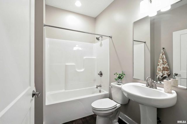 141 Beacon Harbor Pkwy Circle 141, East Moline, IL 61244