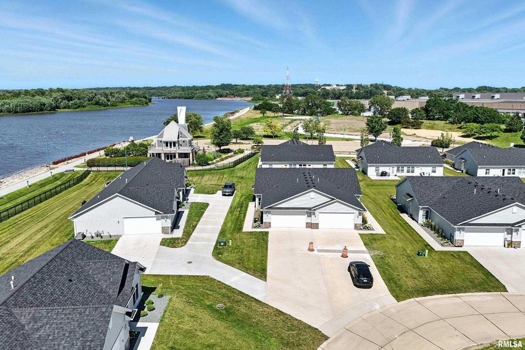 141 Beacon Harbor Pkwy Circle 141, East Moline, IL 61244