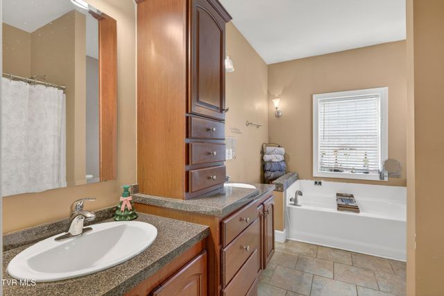 17968 Overlook Dr, Abingdon, VA 24210