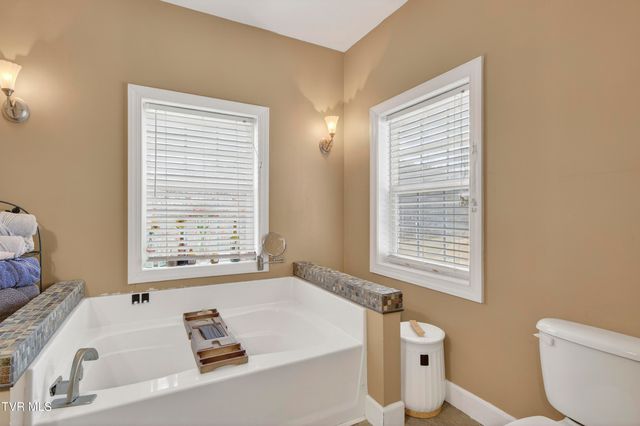 17968 Overlook Dr, Abingdon, VA 24210