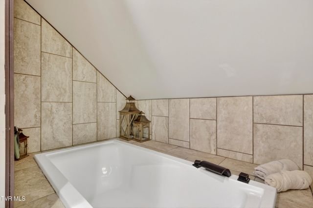 17968 Overlook Dr, Abingdon, VA 24210