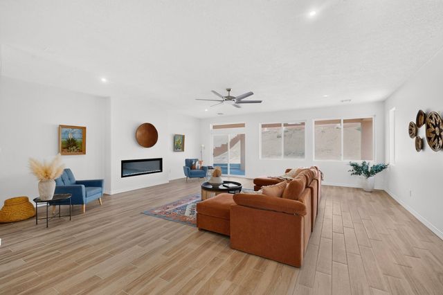1561 Corta Corona SW, Los Lunas, NM 87031