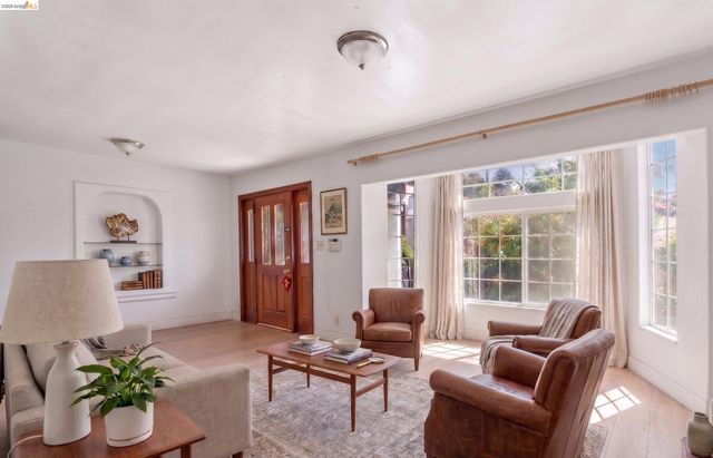 5081 Congress Ave, Oakland, CA 94601