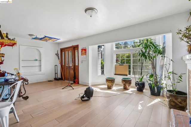 5081 Congress Ave, Oakland, CA 94601