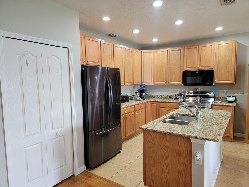 Image 9 of property listing at 1170 BERKLEY RIDGE LANE, Auburndale, FL 33823