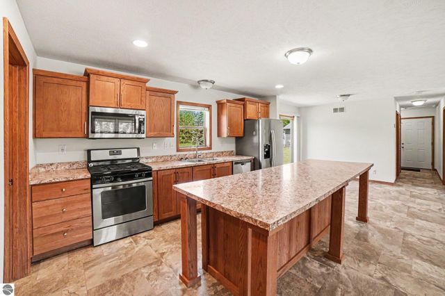 1020 Essex Drive, Lake Isabella, MI 48893