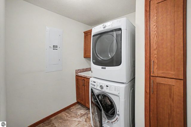 1020 Essex Drive, Lake Isabella, MI 48893