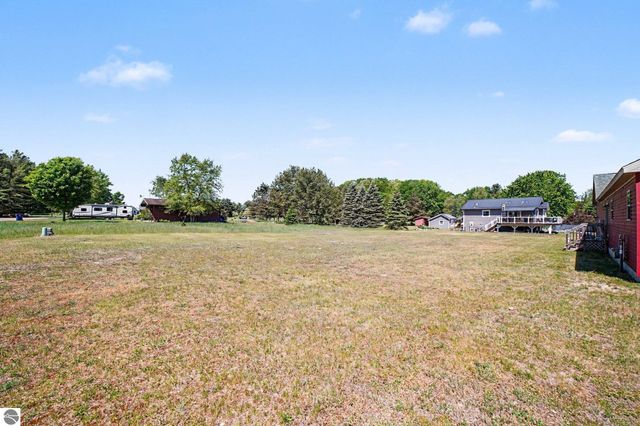 1020 Essex Drive, Lake Isabella, MI 48893