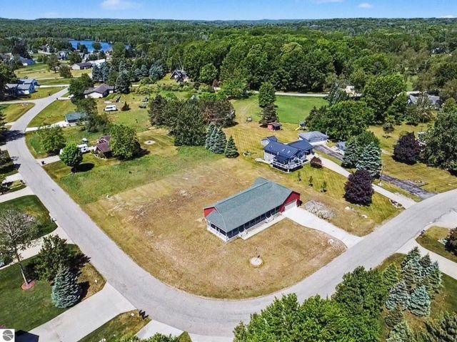 1020 Essex Drive, Lake Isabella, MI 48893