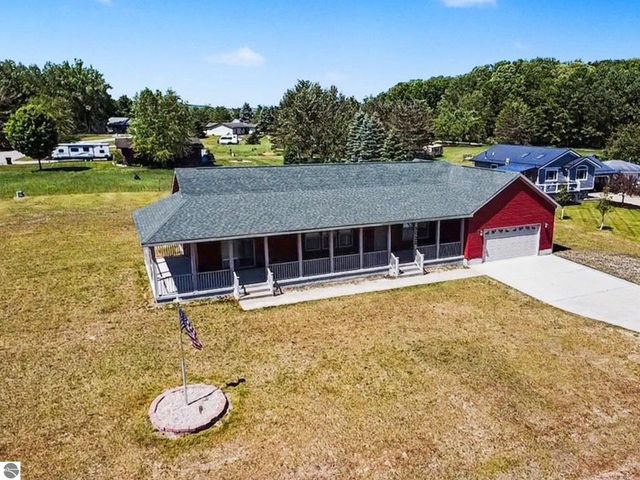 1020 Essex Drive, Lake Isabella, MI 48893