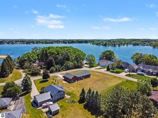 1020 Essex Drive, Lake Isabella, MI 48893