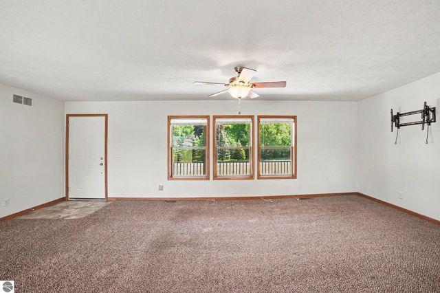 1020 Essex Drive, Lake Isabella, MI 48893