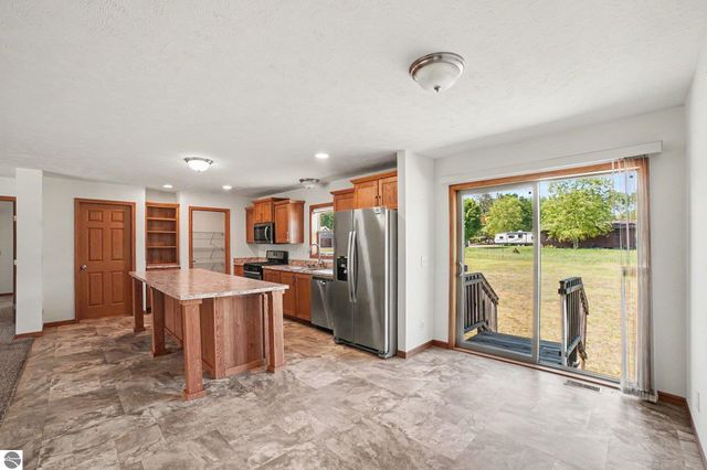 1020 Essex Drive, Lake Isabella, MI 48893