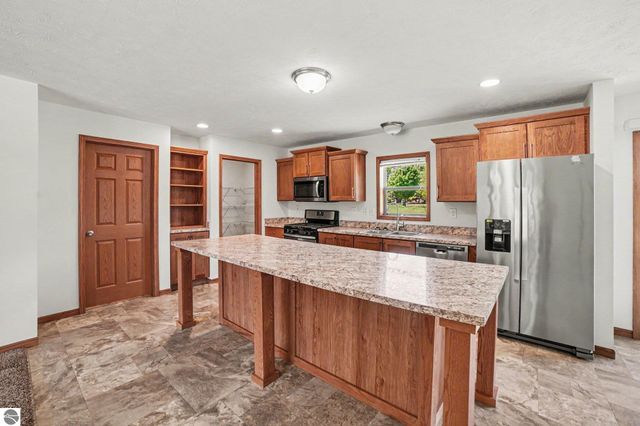 1020 Essex Drive, Lake Isabella, MI 48893