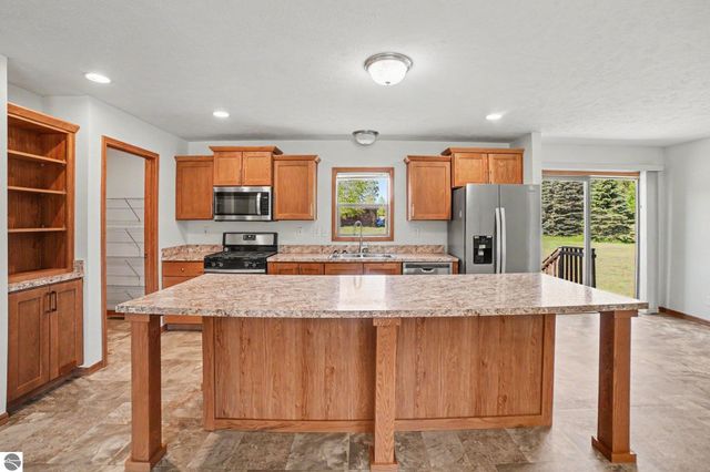 1020 Essex Drive, Lake Isabella, MI 48893