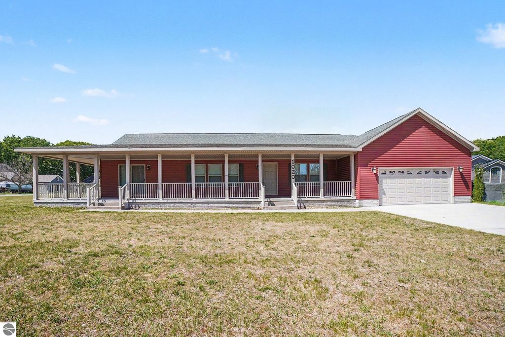 1020 Essex Drive, Lake Isabella, MI 48893