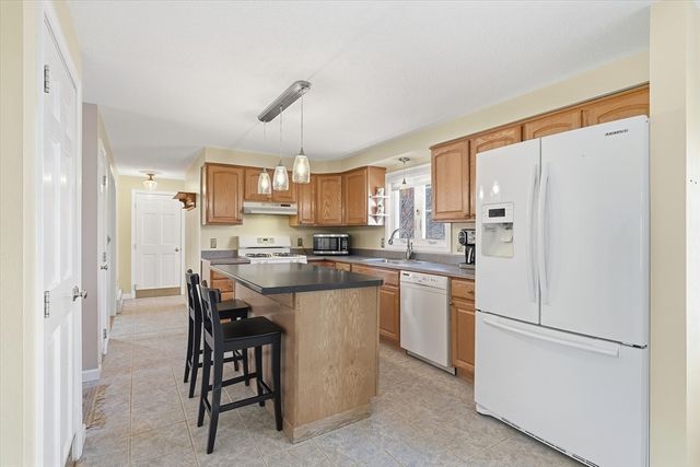 44 Wilshire Circle, Dracut, MA 01826