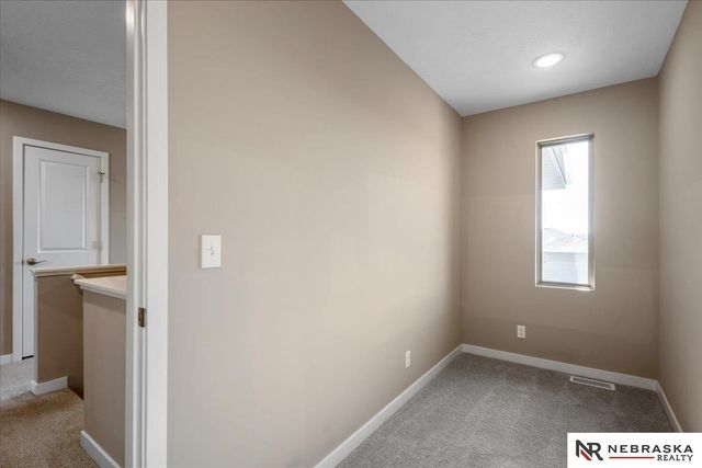 17046 Hawthorne Av, Omaha, NE 68152