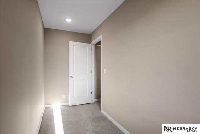 17046 Hawthorne Av, Omaha, NE 68152