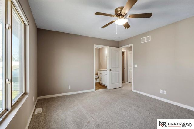 17046 Hawthorne Av, Omaha, NE 68152