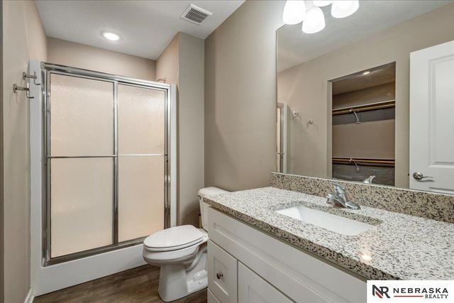 17046 Hawthorne Av, Omaha, NE 68152