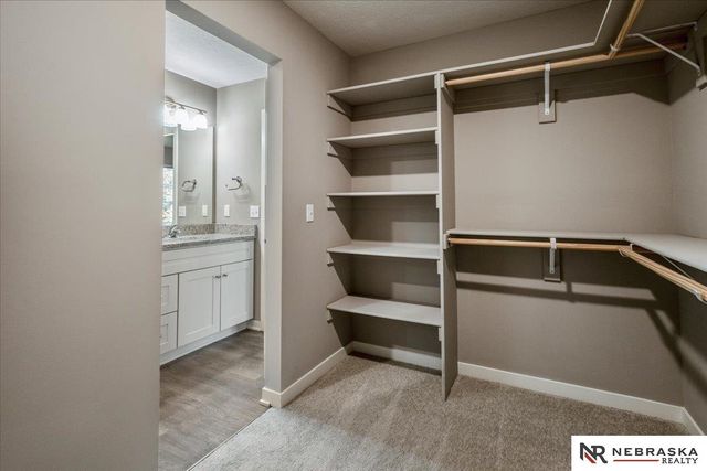 17046 Hawthorne Av, Omaha, NE 68152