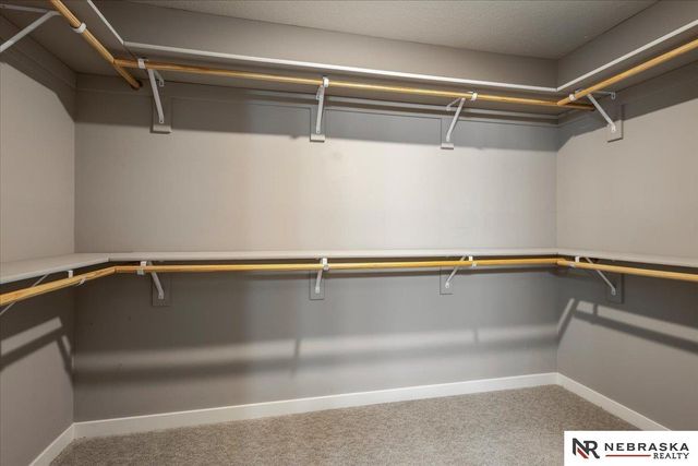 17046 Hawthorne Av, Omaha, NE 68152