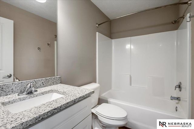 17046 Hawthorne Av, Omaha, NE 68152