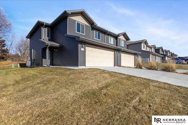 17046 Hawthorne Av, Omaha, NE 68152