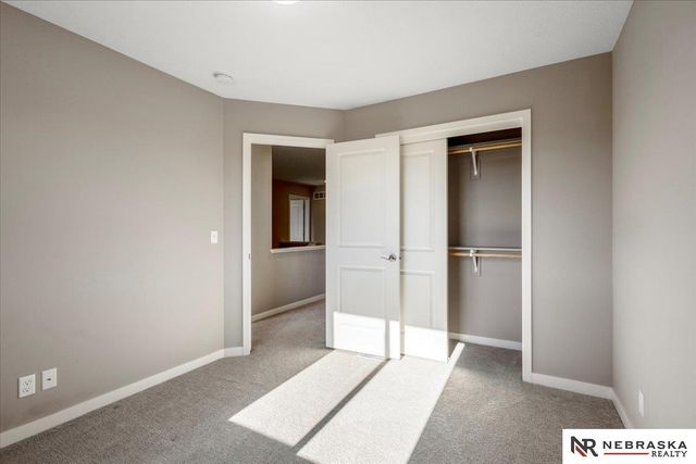 17046 Hawthorne Av, Omaha, NE 68152