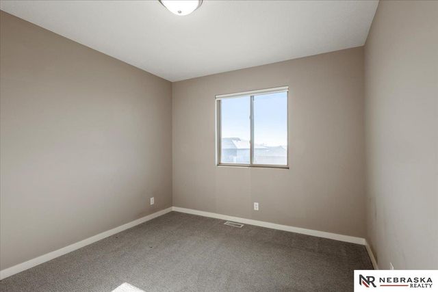 17046 Hawthorne Av, Omaha, NE 68152