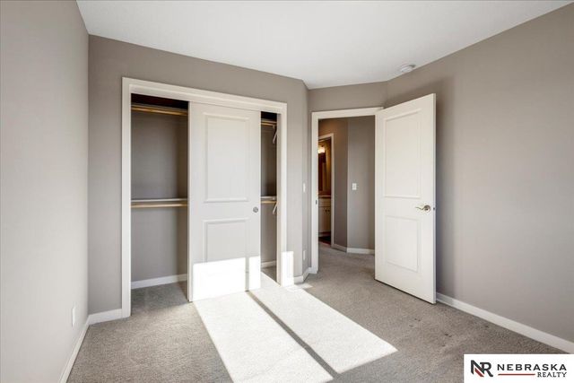 17046 Hawthorne Av, Omaha, NE 68152