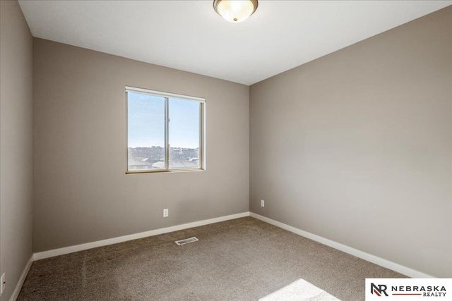 17046 Hawthorne Av, Omaha, NE 68152