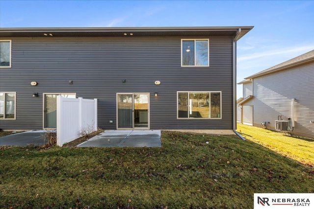 17046 Hawthorne Av, Omaha, NE 68152