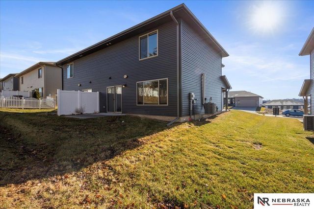 17046 Hawthorne Av, Omaha, NE 68152