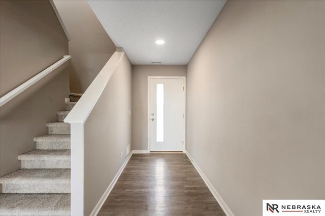 17046 Hawthorne Av, Omaha, NE 68152