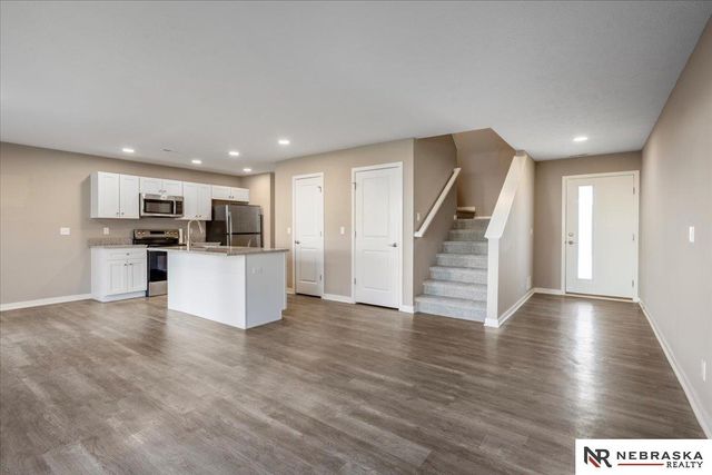 17046 Hawthorne Av, Omaha, NE 68152