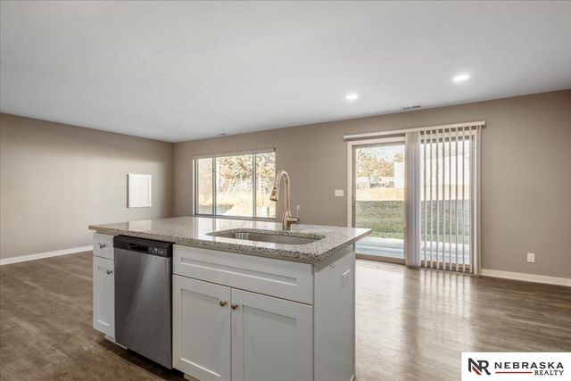 17046 Hawthorne Av, Omaha, NE 68152