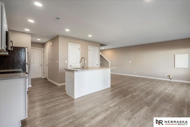 17046 Hawthorne Av, Omaha, NE 68152