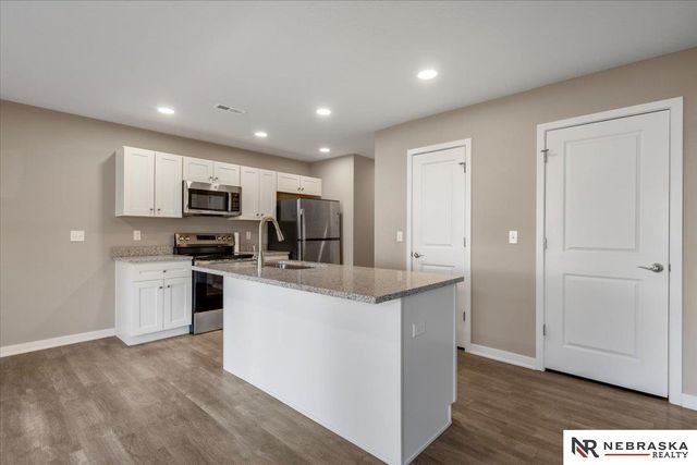 17046 Hawthorne Av, Omaha, NE 68152