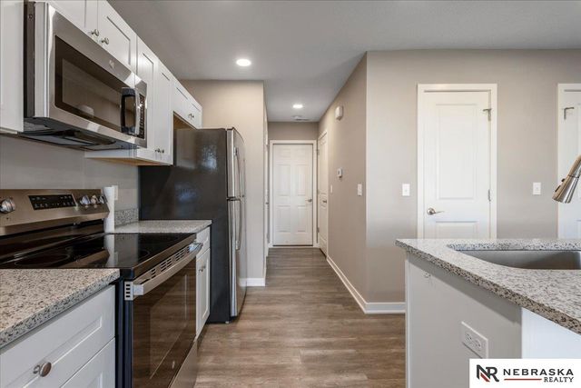 17046 Hawthorne Av, Omaha, NE 68152