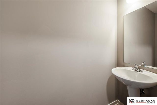 17046 Hawthorne Av, Omaha, NE 68152